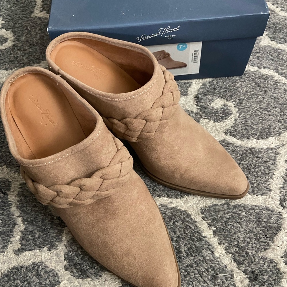 Universal thread target Avis bootie heels size 7.5